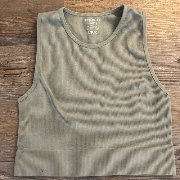 Cute tops barley worn - Picture 3 of 5